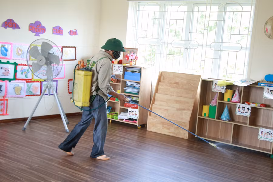 Phun độc khử trùng trường lớp trước khi đón học sinh trở lại sau kỳ nghỉ lễ