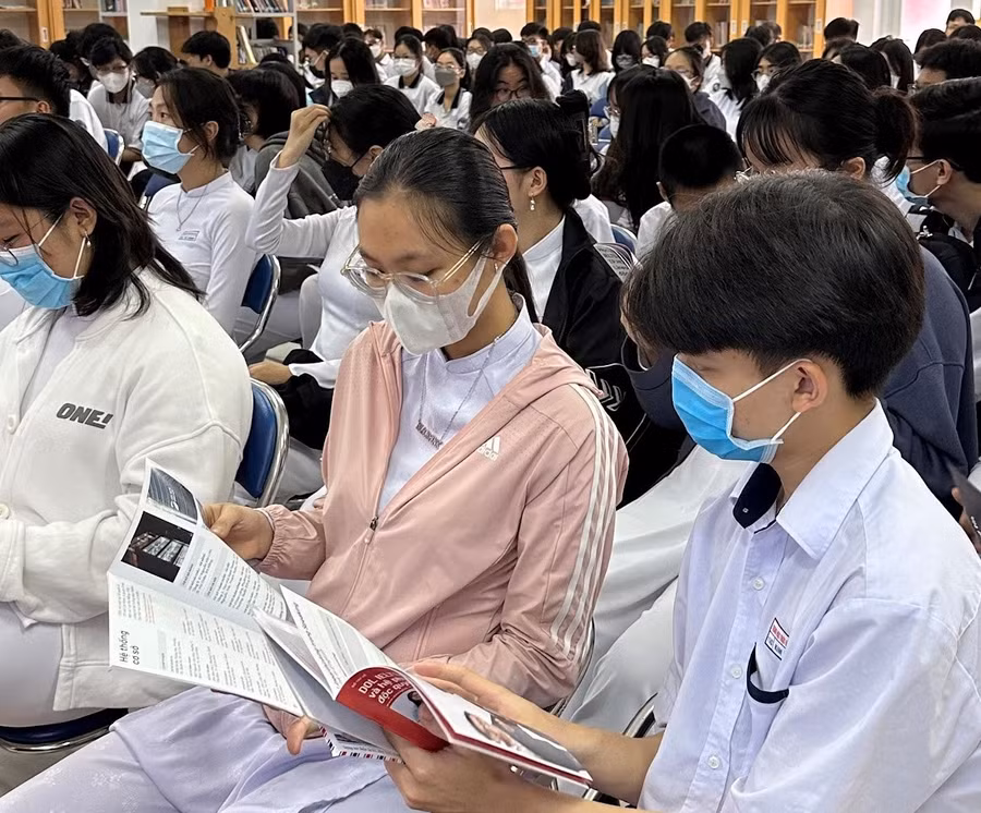 Các bạn học sinh hào hứng tìm hiểu phương pháp Linearthinking. Các bạn học sinh hào hứng tìm hiểu phương pháp Linearthinking.