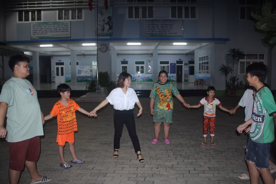 Những đứa trẻ theo học tại lớp học Phổ cập-Xóa mù chữ chơi các trò chơi trước giờ vào học. Những đứa trẻ theo học tại lớp học Phổ cập-Xóa mù chữ chơi các trò chơi trước giờ vào học.
