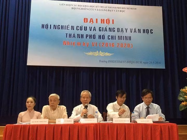 Nhà giáo Trần Hữu Tá tại đại hội Hội Nghiên cứu và giảng dạy văn học TP.HCM nhiệm kỳ VI (2016-2020). Ảnh: Nguyễn Văn Cải.