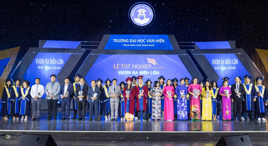 Tân Cử nhân tặng hoa tri ân thầy cô ngay trong buổi lễ.