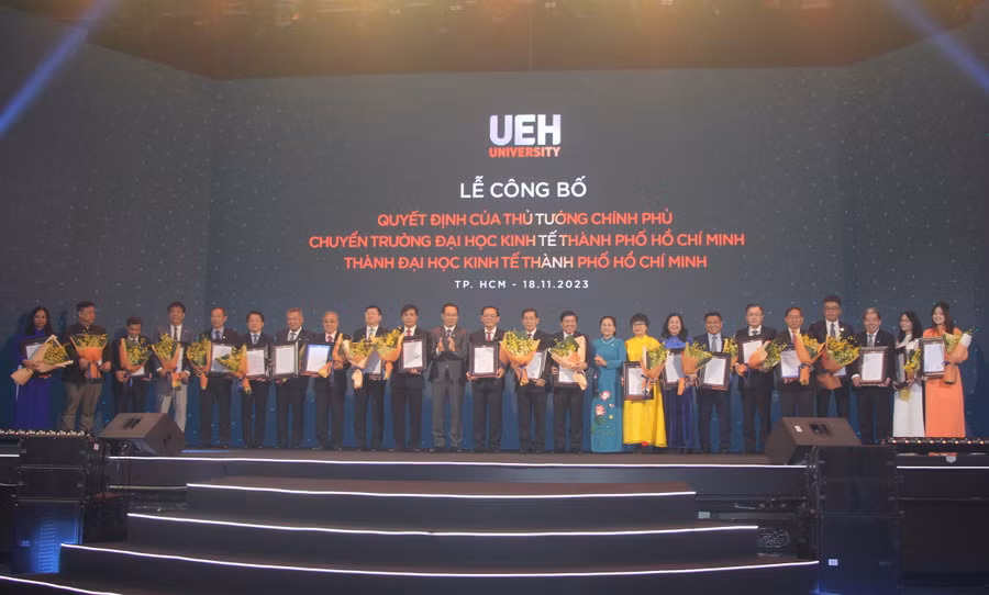 Trao quyết định của Bộ trưởng Bộ GD&amp;ĐT về việc công nhận Hội đồng Đại học Kinh tế TPHCM.