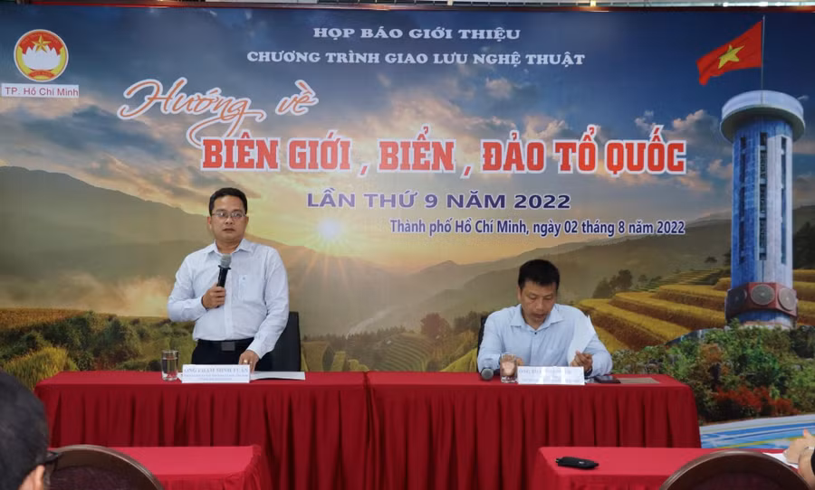 Đại diện Ủy ban MTTQ Việt Nam TPHCM thông tin về chương trình nghệ thuật.