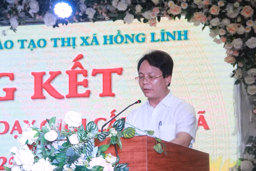 Ông Nguyễn Trí Bằng - Phó Trưởng phòng GD&amp;ĐT Thị xã Hồng Lĩnh phát biểu tổng kết hội thi.
