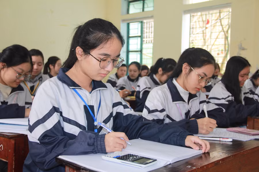 Từ kết quả của kỳ thi, các trường học có căn cứ điều chỉnh kế hoạch ôn tập thi tốt nghiệp phù hợp. (Trong ảnh học sinh Trường THPT Nguyễn Công Trứ trong một tiết ôn luyện). Từ kết quả của kỳ thi, các trường học có căn cứ điều chỉnh kế hoạch ôn tập thi tốt nghiệp phù hợp. (Trong ảnh học sinh Trường THPT Nguyễn Công Trứ trong một tiết ôn luyện).