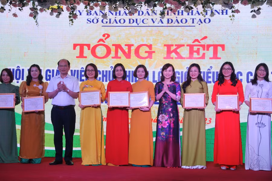 Ban tổ chức trao giấy chứng nhận cho 11 giáo viên chủ nhiệm đạt giải nhất tại Hội thi. Ban tổ chức trao giấy chứng nhận cho 11 giáo viên chủ nhiệm đạt giải nhất tại Hội thi.