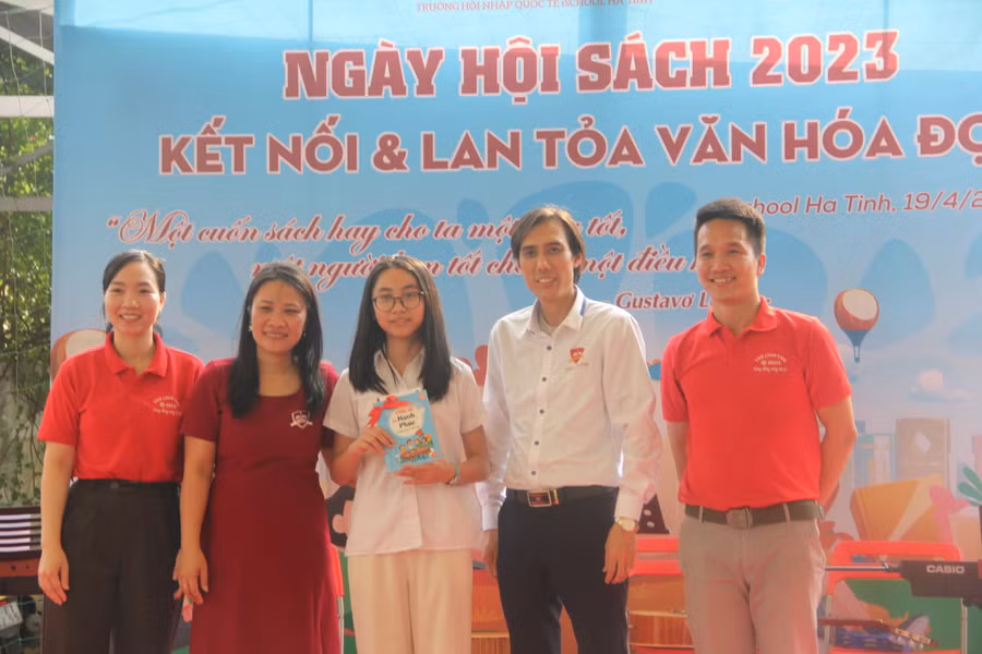 Trong khuôn khổ của ngày hội sách,BTC trao thưởng cho các lớp và cá nhân có thành tích xuất sắc ở các nội dung: thi thiết kế khung nhật ký đọc sách; Hoá trang;Thuyết trình về sách và Học sinh đọc sách và viết nhật ký tốt.