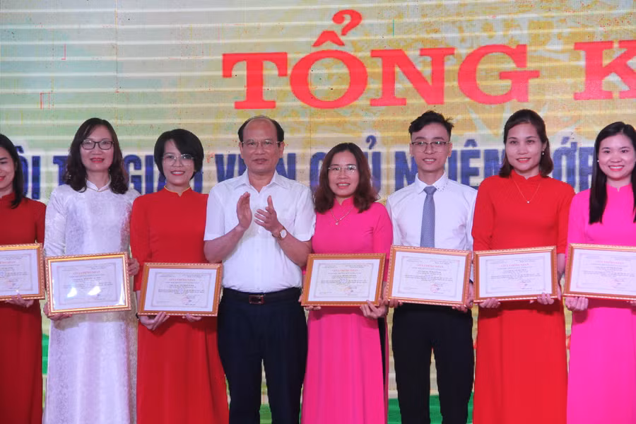31 giáo viên đạt giải Nhì tại Hội thi. 31 giáo viên đạt giải Nhì tại Hội thi.