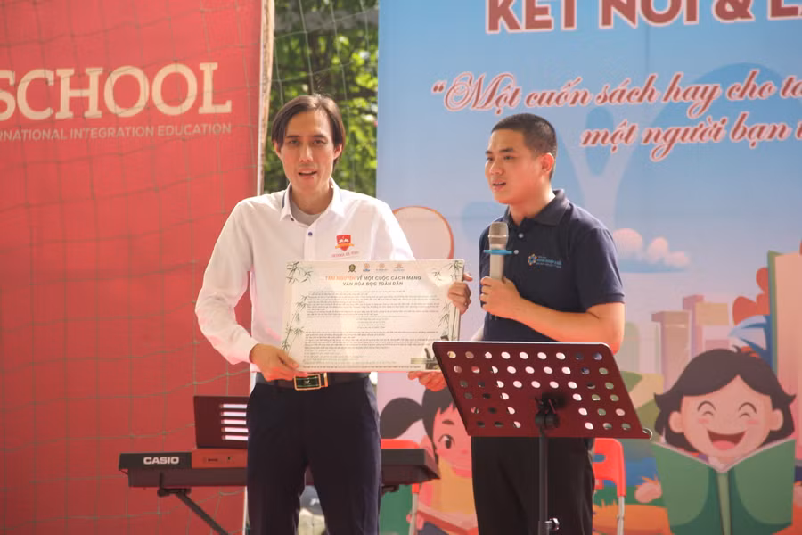 Đại diện trường Hội nhập quốc tế iSchool nhận sách tài trợ từ nhà hảo tâm.