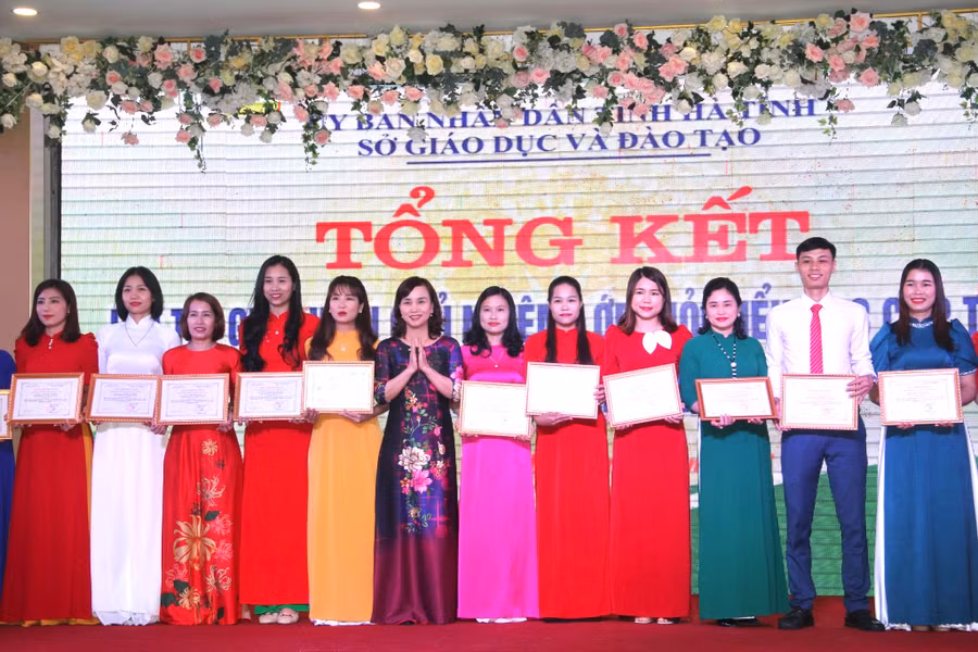 BTC đã trao giấy chứng nhận cho 111 giáo viên đạt giải.