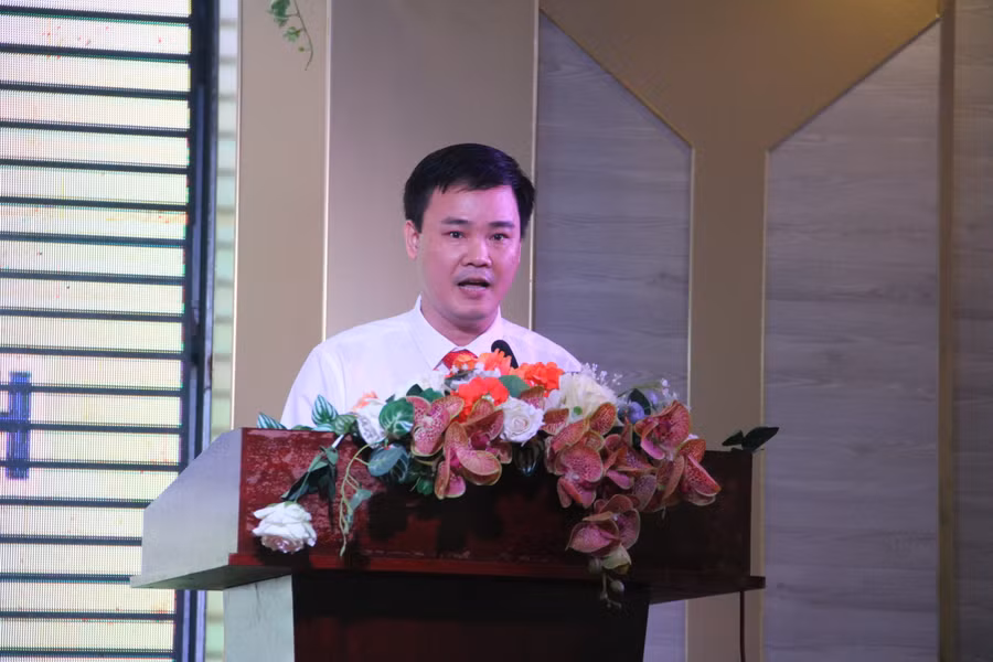 Ông Phan Duy Nghĩa - Phó Trưởng phòng Giáo dục phổ thông (Sở GD&ĐT) phát biểu tại lễ tổng kết. Ông Phan Duy Nghĩa - Phó Trưởng phòng Giáo dục phổ thông (Sở GD&ĐT) phát biểu tại lễ tổng kết.