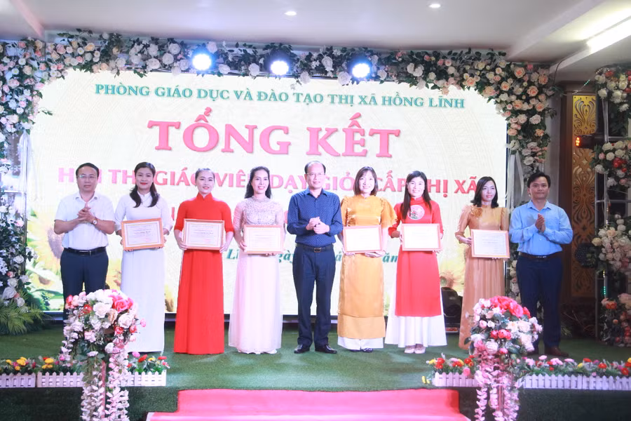121 thầy cô được công nhận giáo viên dạy giỏi thị xã Hồng Lĩnh.