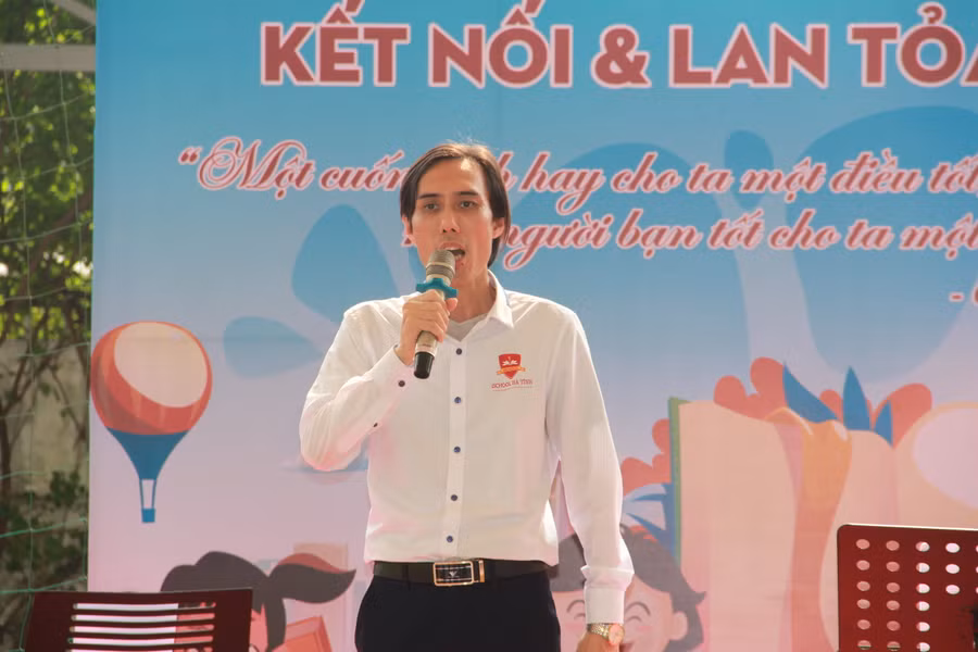 Thầy giáo Trần Hải Ngọc - Hiệu trưởng trường Hội nhập quốc tế iSchool Hà Tĩnh phát biểu khai mạc tại ngày hội sách.