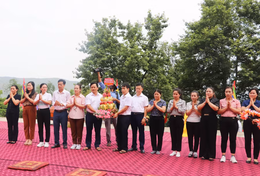 Ngành Giáo dục thị xã Hồng Lĩnh dâng hương tại Khu di tích lịch sử văn hóa Đại Hùng nhân dịp Đại lễ. Ngành Giáo dục thị xã Hồng Lĩnh dâng hương tại Khu di tích lịch sử văn hóa Đại Hùng nhân dịp Đại lễ.
