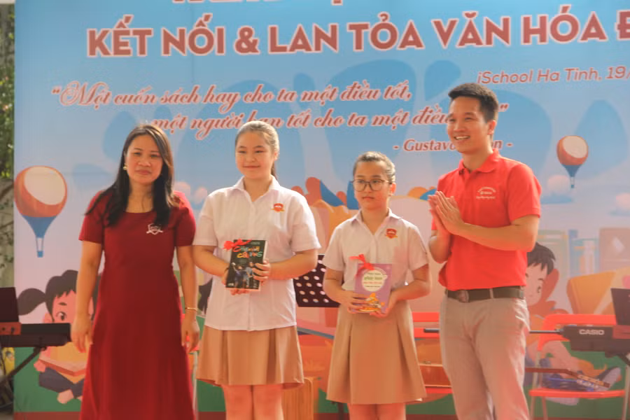 Giải thưởng Thuyết trình về sách, BTC đã trao thưởng cho 2 học sinh có phần thể hiện xuất sắc nhất. Ngoài ra, BTC cũng trao thưởng cho 3 học sinh đạt giải đọc sách và viết nhật ký tốt.