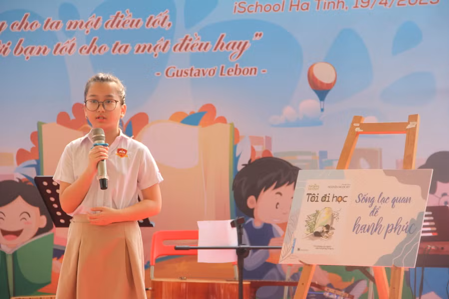 Tại ngày hội sách, các em còn được giao lưu với các thầy cô về sách và lắng nghe các bạn thuyết trình về những cuốn sách hay, ý nghĩa. (Trong ảnh: Em Chi Mai - HS 5A1, thuyết trình cuốn sách Tôi đi học của tác giả Nguyễn Ngọc Ký).