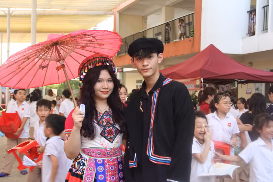 Tại ngày hội sách, nhà trường cũng sân khấu hoá các tác phẩm văn học để các em hóa trang tại ngày hội sách tạo sự hứng khởi và thu hút học sinh. (Trong ảnh: học sinh khối THPT hóa trang thành nhân vật trong tác phẩm Vợ chồng A Phủ).