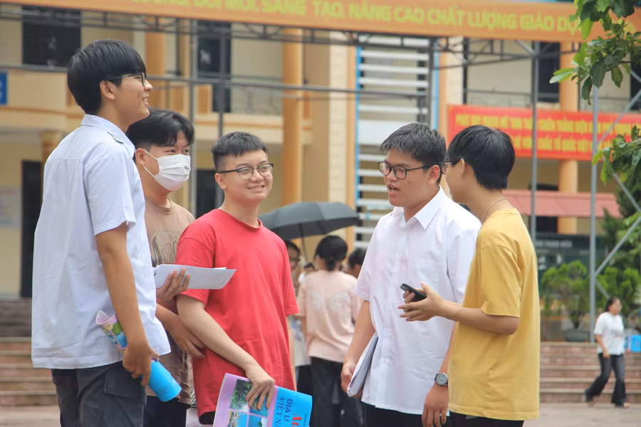 Thí sinh hào hứng trao đổi sau khi kết thúc môn thi.