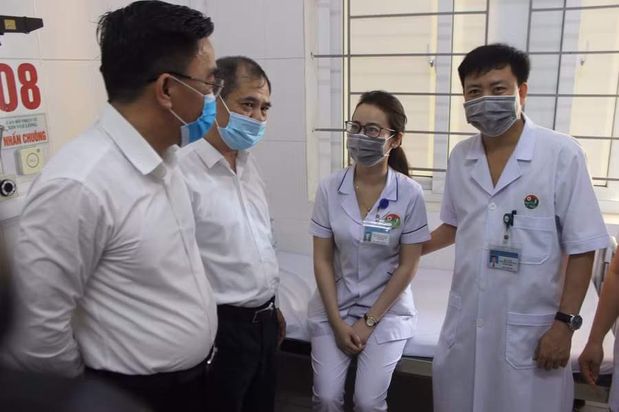 Nữ điều dưỡng Kiều Thị Thùy Linh (SN 1993) - một trong những người đầu tiên tiêm vắc xin AstraZeneca phòng COVID-19. Chị Linh cho biết, sức khỏe mình hoàn toàn bình thường sau khi tiêm. Trong chiều nay, lịch tiêm chủng vắc xin AstraZeneca phòng COVID-19 sẽ tiếp tục triển khai theo kế hoạch.