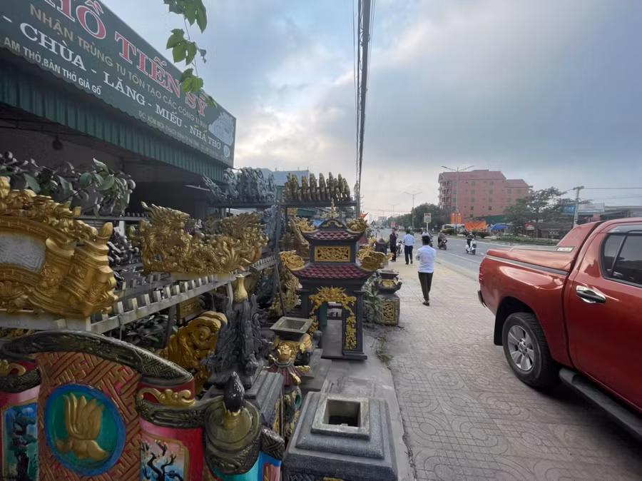 Đây cũng là khu vực tập trung đông đúc nhất các hộ kinh doanh bia mộ tại TP Hà Tĩnh.