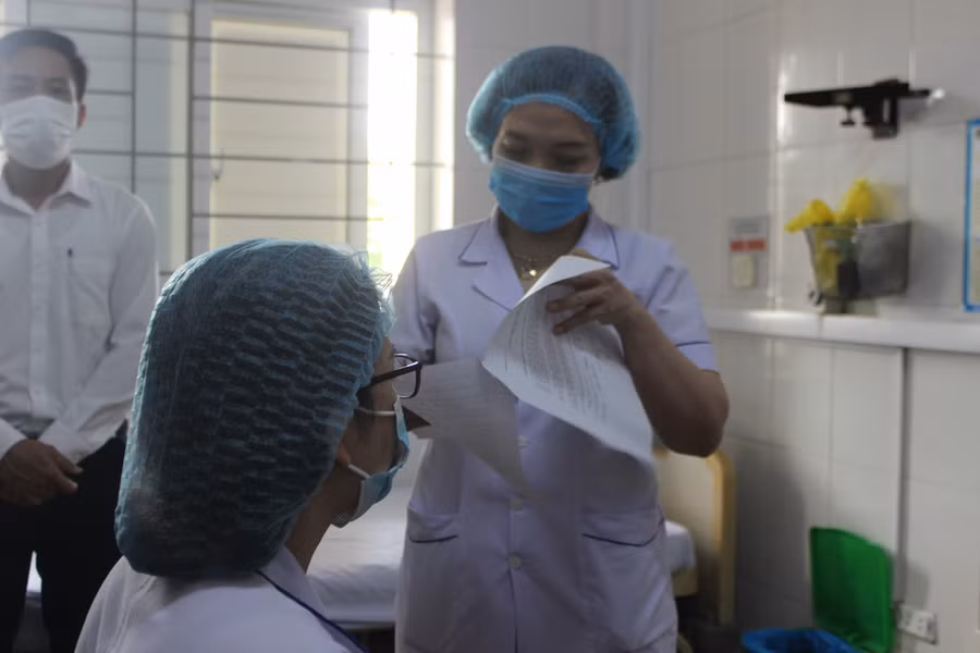 Cán bộ y tế kiểm tra phiếu đồng ý và phiếu sàng lọc. Trong trường hợp đủ điều kiện sẽ tiến hành tiêm chủng.