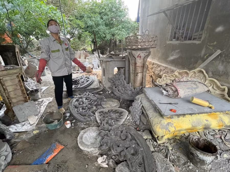 Việc gia công tại đây cũng khiến các hộ gia đình, kinh doanh xung quanh bị ảnh hưởng bởi bụi bẩn và tiếng ồn do các phương tiện máy móc