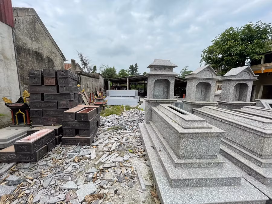 Ông Trần Huy Tiến, phó Chủ tịch xã Thạch Bình cho biết: "Địa phương cũng đang trăn trở với việc kinh doanh bia mộ ngay cửa ngõ thành phố. Được biết, UBND TP Hà Tĩnh và chính quyền địa phương đang có ý định quy hoạch lại khu vực kinh doanh này, xây dựng một cửa ngõ thành phố tươi đẹp hơn trong thời gian tới.