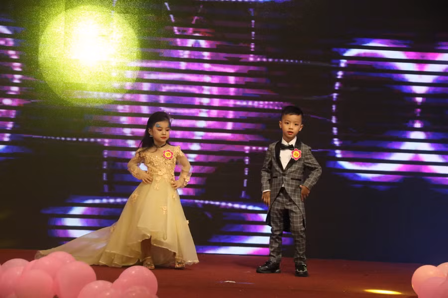 Bất ngờ màn trình diễn thời trang của các "siêu mẫu" nhí trường Mầm non