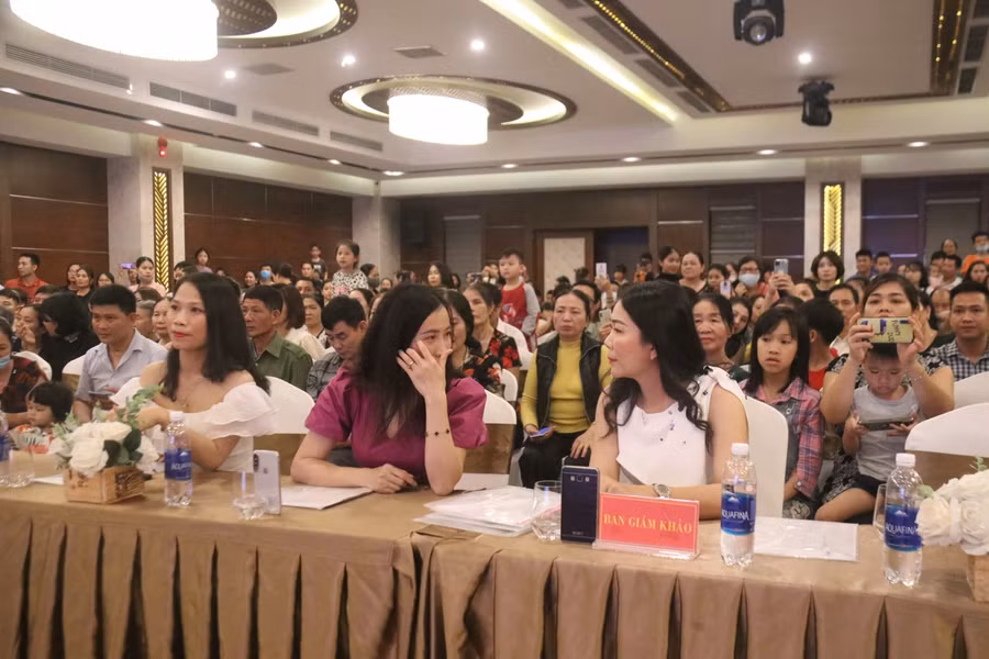 Ban giám hiệu nhà trường - thành viên giám khảo tại đêm chung kết.