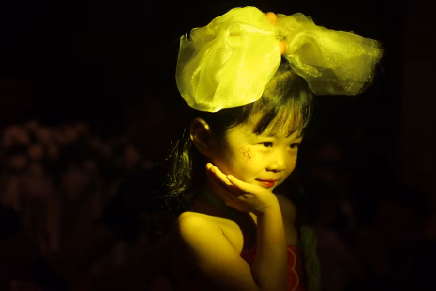 Tự tin tạo dáng trước ống kính.