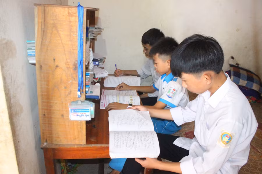 Dù thiếu thốn tình cảm của bố mẹ, nhưng 3 anh em đều tự giác và chăm chỉ trong học tập