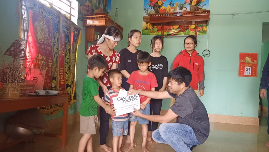 Ông Nguyễn Văn Dũng- Trưởng đại diện VP báo GD&amp;TĐ khu vực Bắc Trung bộ trao số tiền 12.100.000 đến gia đình chị Châu