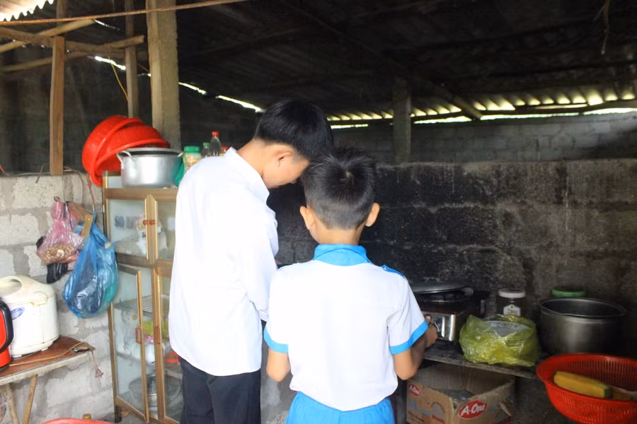 Ở nhà Hưng vừa là bố, vừa thay mẹ bảo ban, chăm sóc các em