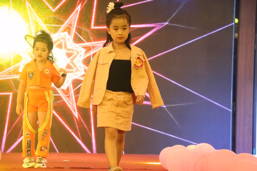 Bất ngờ màn trình diễn thời trang của các "siêu mẫu" nhí trường Mầm non ảnh 11