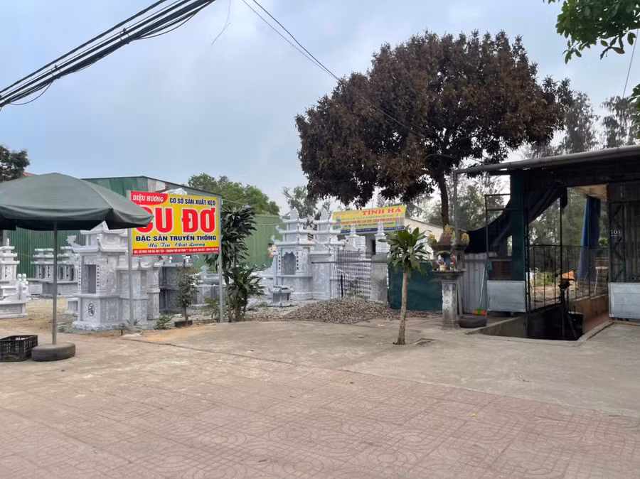 ... khách sạn cùng các dịch vụ kinh doanh khác. Chị N.V.T (chủ một cơ sở kinh doanh kẹo Cu Đơ truyền thống) cho biết: "Trước đây, nhiều xe khách chưa quen rất ngại dừng xe tại đây mua hàng vì tưởng là nằm bên khu nghĩa trang. Sau khi làm đường tránh, gia đình tôi thuê đất chuyển hẳn lên bán, lượng khách mua cũng đông hơn hẳn".