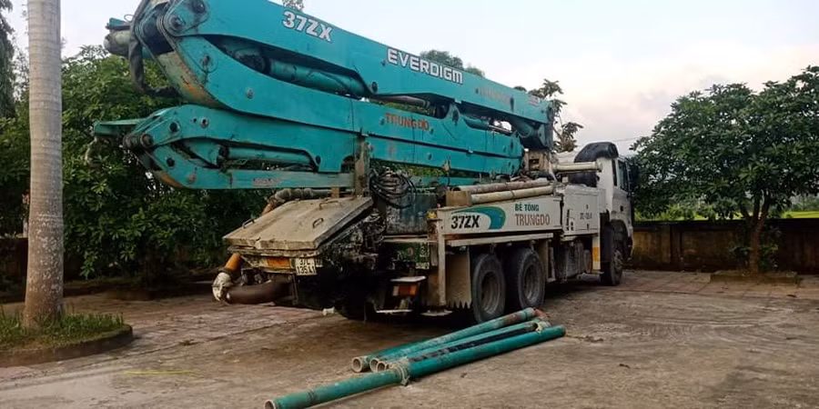 Chiếc xe bồn bị gãy cần khiến 2 người thương vong.