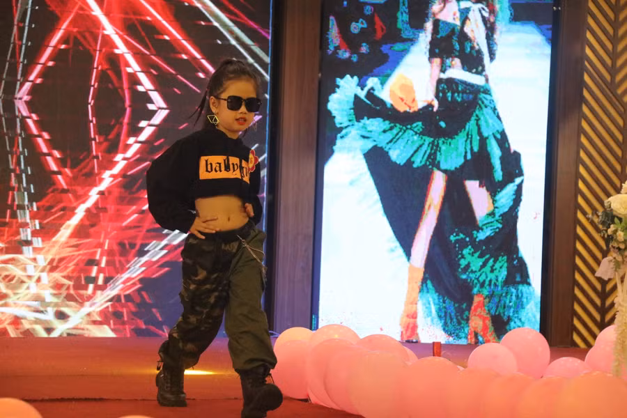 Các bé vô cùng tự tin sải bước trên sàn catwalk.