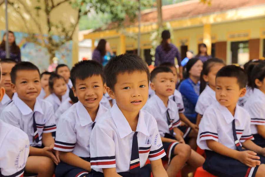 Trước mắt, Sở GD&ĐT tỉnh Quảng Bình chỉ đạo các trường và cơ sở giáo dục thực hiện phương châm "4 tại chỗ" nhằm đưa nhà trường sớm ổn định việc dạy và học, tạo điều kiện cho số học sinh có nguy cơ bỏ học sau mưa lũ tiếp tục đến trường.