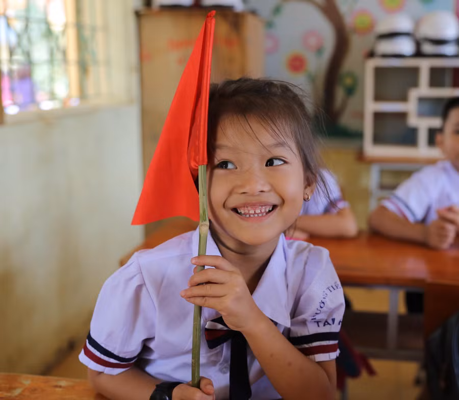 Ngay sau trận lũ, các trường Trung học ít bị ảnh hưởng bởi mưa lũ chủ động làm việc với Phòng GD&ĐT các huyện, thị xã lập kế hoạch huy động lực lượng giáo viên, học sinh hỗ trợ các trường mầm non, tiểu học trên địa bàn dọn dẹp trường lớp, phơi khô trang thiết bị học tập.