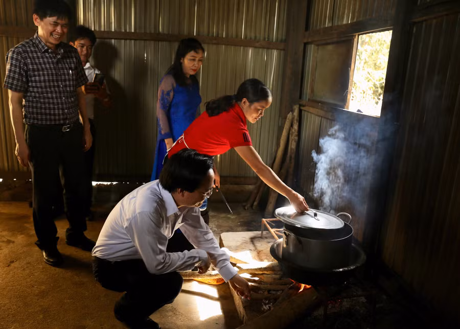 Sau buổi Lễ Khai giảng, Bộ trưởng Phùng Xuân Nhạ đã đi kiểm tra cơ sở vật chất trường lớp, công trình phụ, nhà bếp. Bộ trưởng đánh giá cao công tác khắc phục hậu quả sau lũ của các thầy cô của nhà trường.Theo báo cáo của Sở Giáo dục và Đào tạo tỉnh Quảng Bình, trận lũ khiến hàng trăm mét hàng rào bị sập, 2 nhà xe, 2 công trình vệ sinh trường học bị sập.