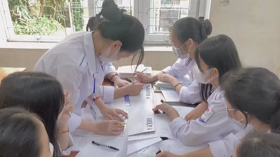 Học sinh lớp 11 thực hiện nhiệm vụ trong một tiết học môn Ngữ Văn.