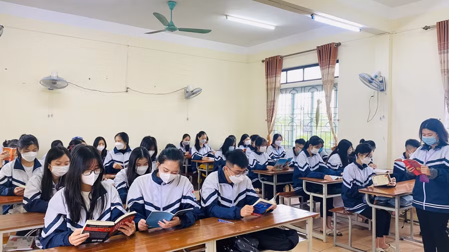 Học sinh Trường THPT Hồng Lĩnh đọc sách trong giờ sinh hoạt 15 phút.
