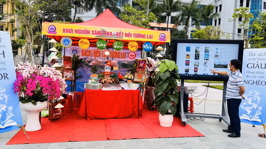 Ngoài ra, tại triễn lãm sách, học sinh và phụ huynh còn được trải nghiệm không gian sách thông minh với những ứng dụng công nghệ thông tin hiện đại xây dựng thư viện điện tử trong các trường học.