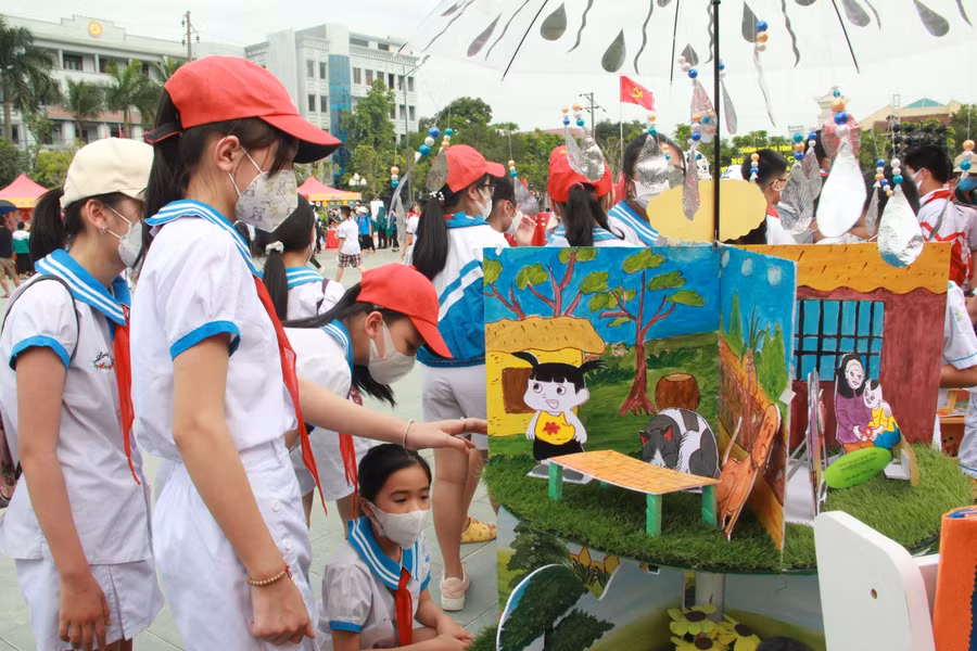 Với hình ảnh bắt mắt, gian hàng trưng bày sách của các giáo viên bậc học mầm non đã thu hút rất đông học sinh và phụ huynh tham quan.