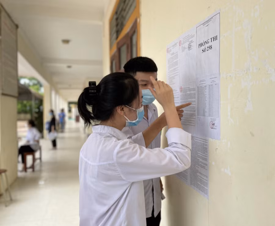 Cùng với các kỳ thi thử của Sở GD&amp;ĐT, các trường THPT cũng chủ động tổ chức thi thử để học sinh được cọ xát và chuẩn bị tâm lý.