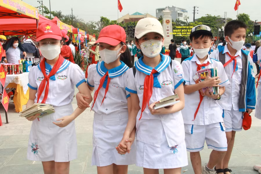 Niềm vui khi các em học sinh nhận được những cuốn sách mình yêu thích.