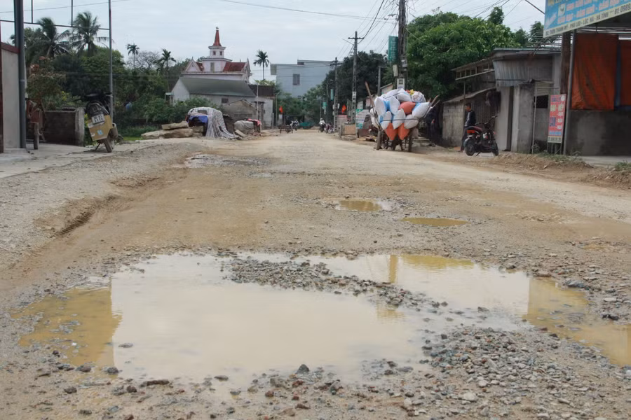 Tuy nhiên, nhiều tháng qua thay vì hoàn thành nốt km cuối cùng thì nhà thầu bỗng nhiên tạm ngừng khiến đoạn đường trở nên nhếch nhác và nham nhơ.