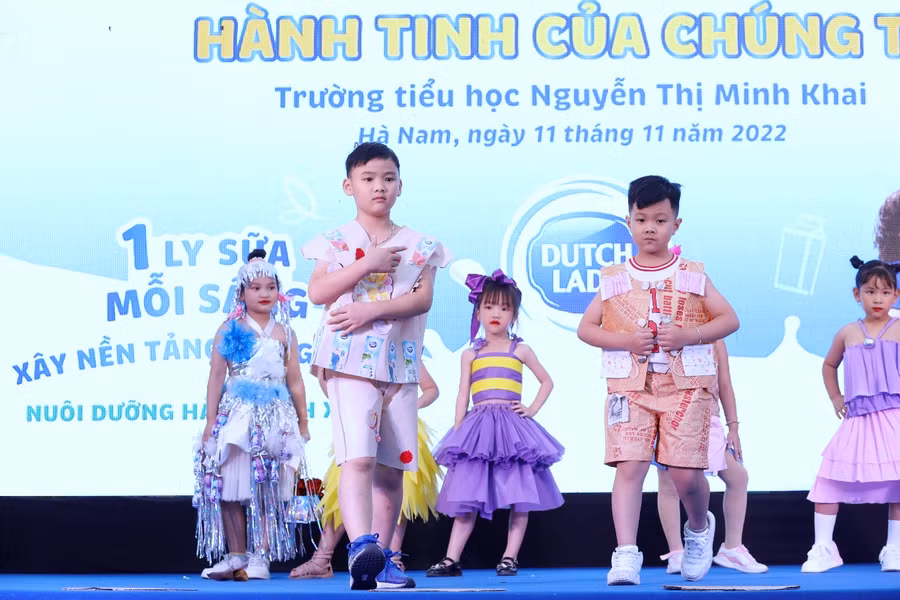 Nâng cao nhận thức của học sinh về việc bảo vệ môi trường thông qua các hoạt động sáng tạo như trình diễn thời trang từ rác tái chế.... Nâng cao nhận thức của học sinh về việc bảo vệ môi trường thông qua các hoạt động sáng tạo như trình diễn thời trang từ rác tái chế....
