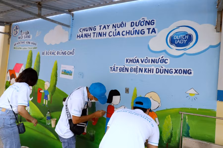 ... đến vẽ tranh bảo vệ môi trường, tiết kiệm tài nguyên thiên nhiên... ... đến vẽ tranh bảo vệ môi trường, tiết kiệm tài nguyên thiên nhiên...