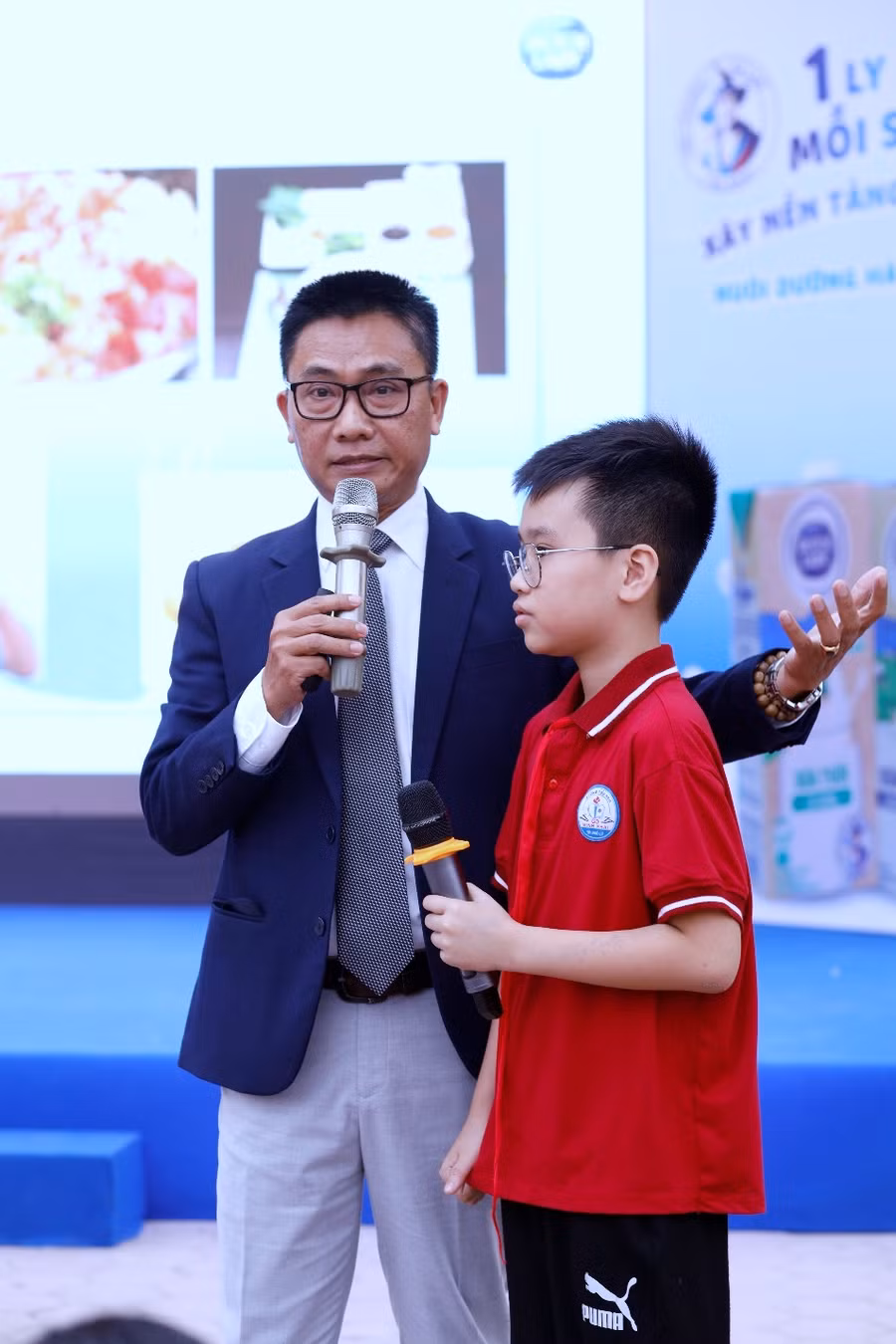 Bác sĩ Nguyễn Văn Cường - Chuyên gia dinh dưỡng của Cô Gái Hà Lan giải đáp các thắc mắc không biết hỏi ai của học sinh tiểu học về ăn uống như thế nào để đủ dinh dưỡng mỗi ngày. Bác sĩ Nguyễn Văn Cường - Chuyên gia dinh dưỡng của Cô Gái Hà Lan giải đáp các thắc mắc không biết hỏi ai của học sinh tiểu học về ăn uống như thế nào để đủ dinh dưỡng mỗi ngày.
